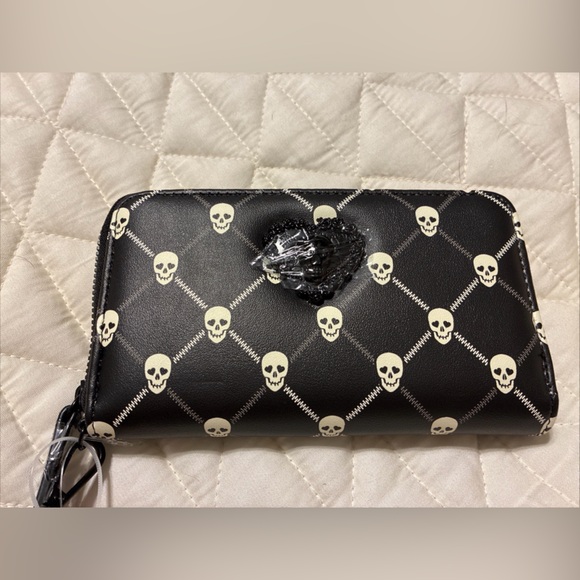 Betsey Johnson ladies skull zip around wallet - Picture 1 of 6